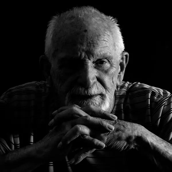 Capa do single Degrau por Degrau: retrato em preto e branco de um senhor de barba branca, com as mãos cruzadas sob o queixo